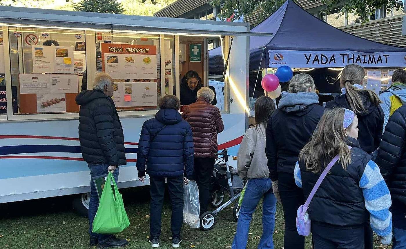 Kø foran matvognen til Yada Thaimat, med teltet ved siden av.